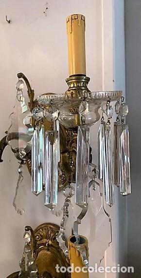 Antig&uuml;edades: Par de apliques de bronce y cristal. - Foto 3