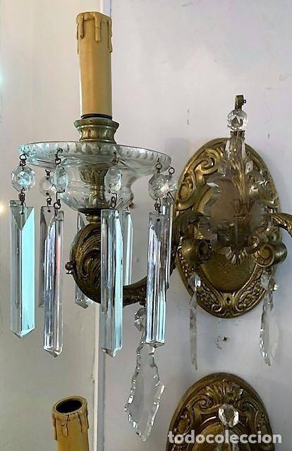 Antig&uuml;edades: Par de apliques de bronce y cristal. - Foto 4