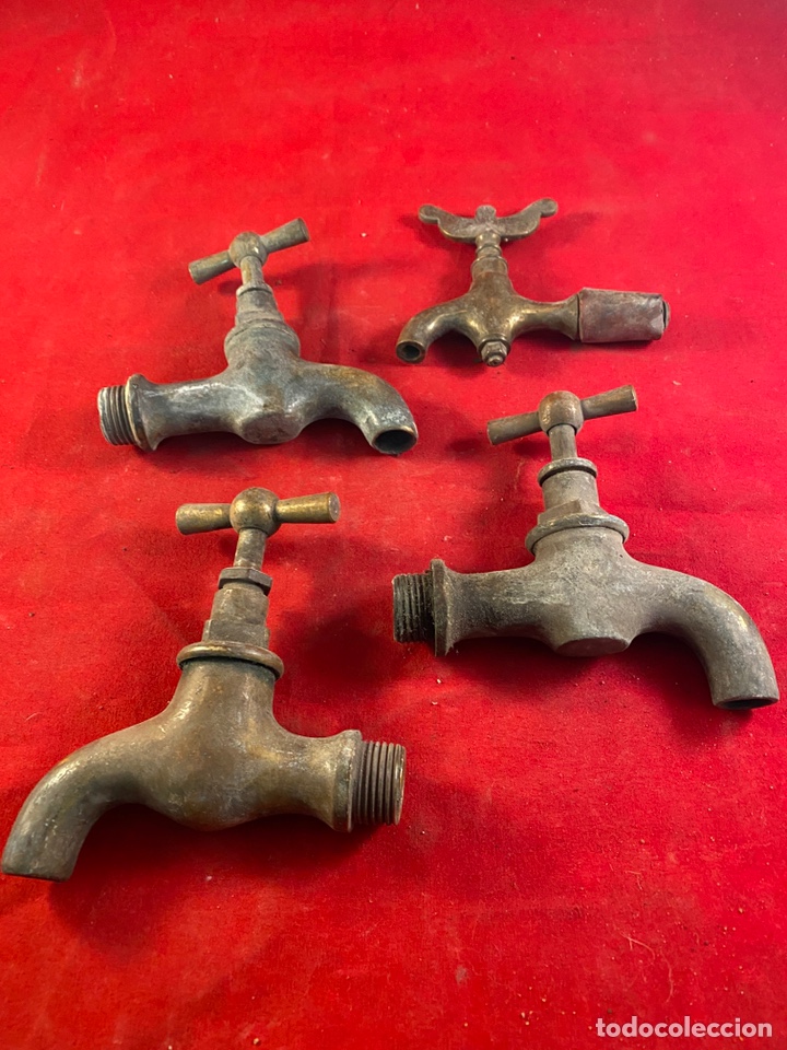 Antig&uuml;edades: Lote de 4 grifos de bronce - Foto 2