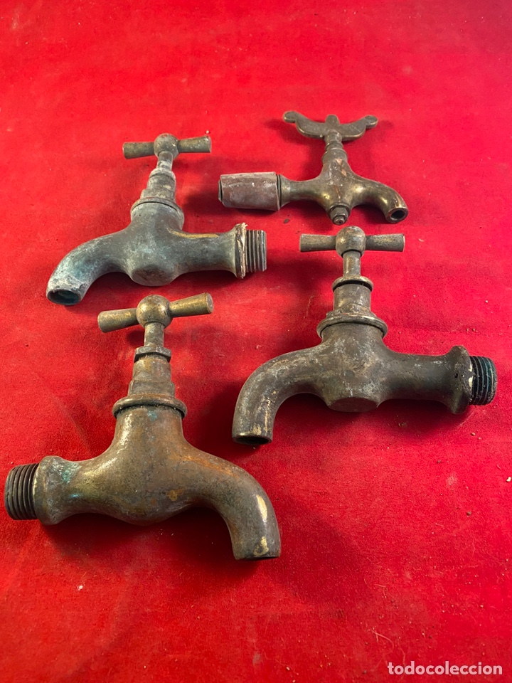 Antig&uuml;edades: Lote de 4 grifos de bronce - Foto 1