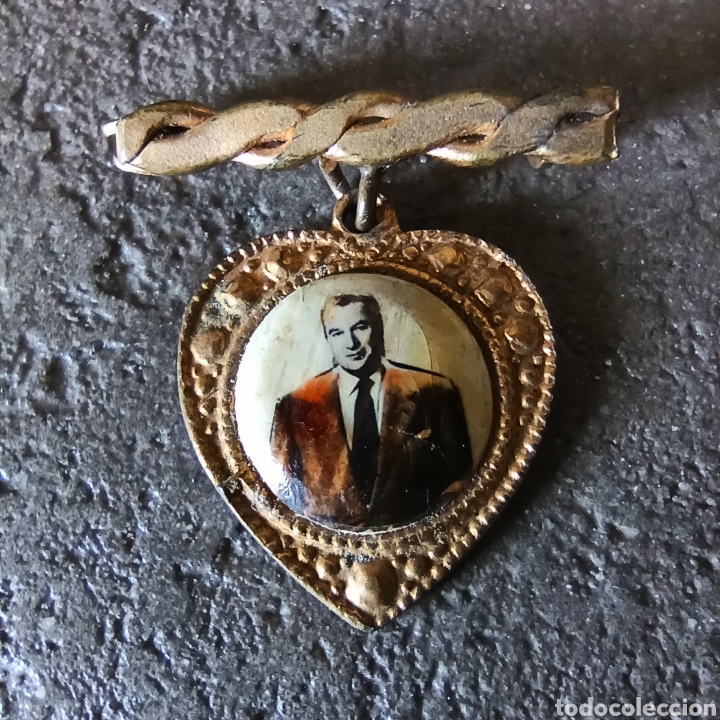 Antiquit&auml;ten: BROCHE O INSIGNIA EN FORMA DE CORAZON CON IMAGEN DE CABALLERO