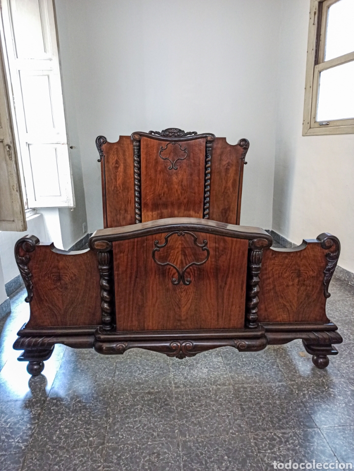 Antig&uuml;edades: Cama de Nogal con columnas salom&oacute;nicas - Foto 2