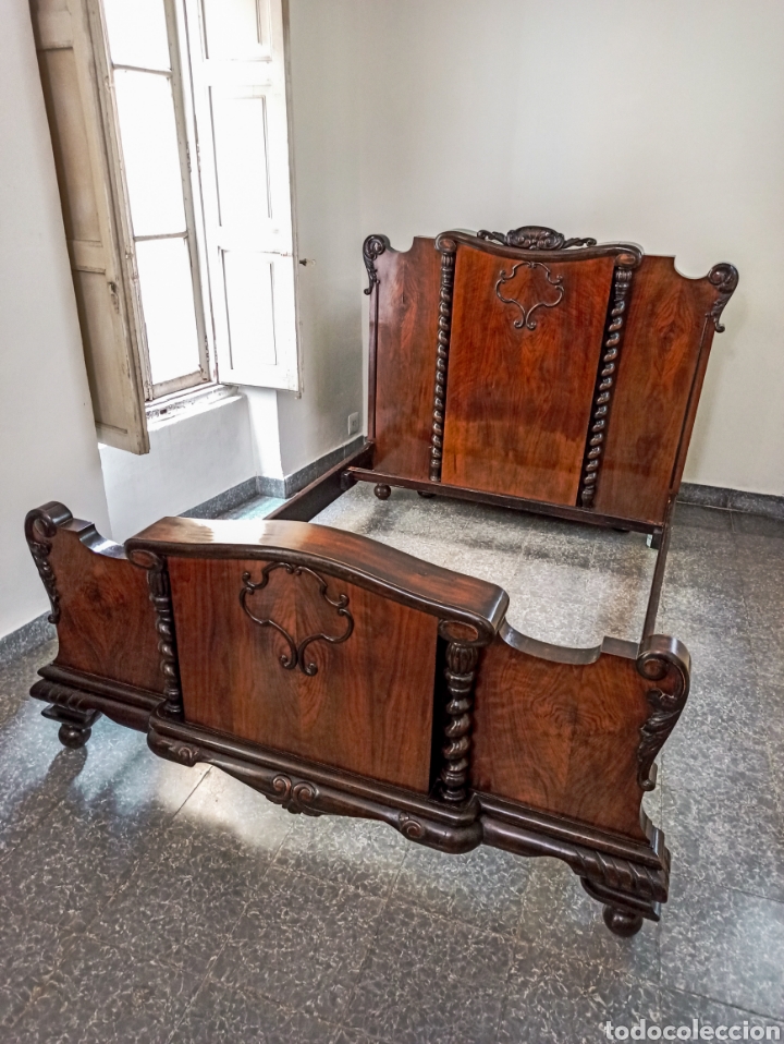 Antig&uuml;edades: Cama de Nogal con columnas salom&oacute;nicas - Foto 1