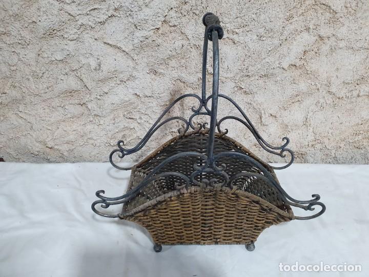 Antig&uuml;edades: CESTA DE MIMBRE Y FORJA - Foto 1