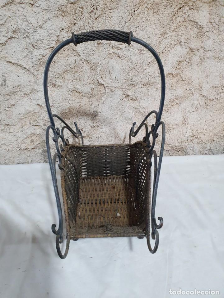 Antig&uuml;edades: CESTA DE MIMBRE Y FORJA - Foto 2