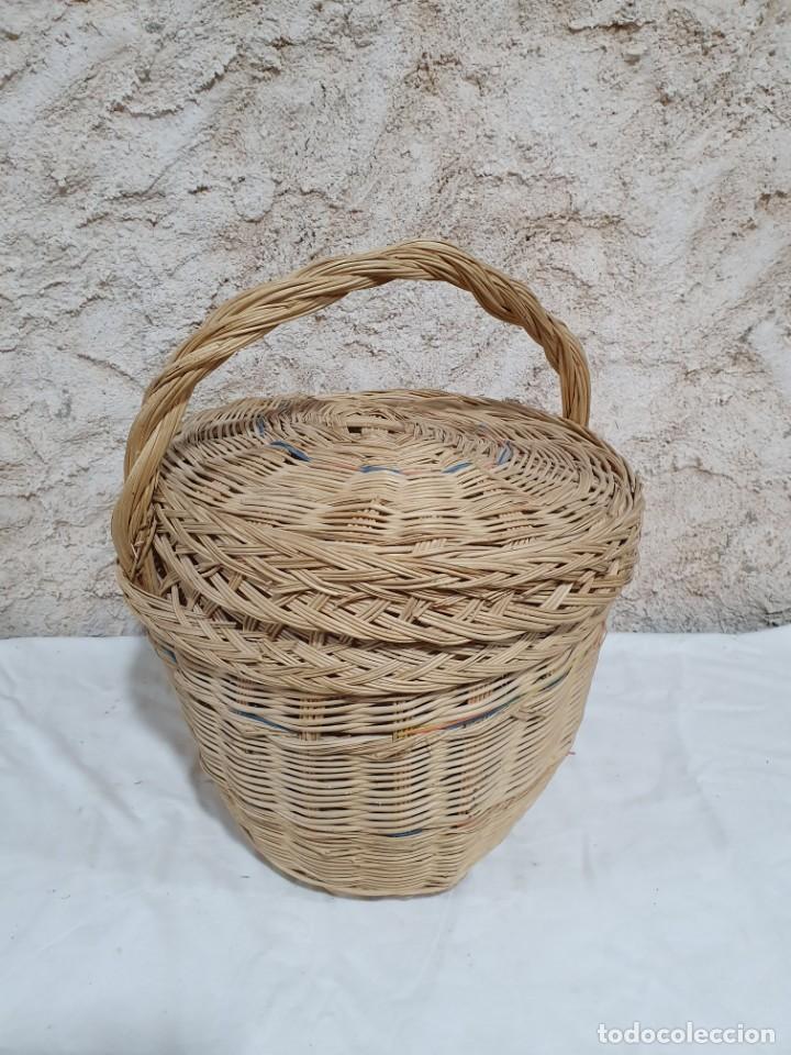 Antig&uuml;edades: CESTA DE MIMBRE CON TAPA - Foto 2