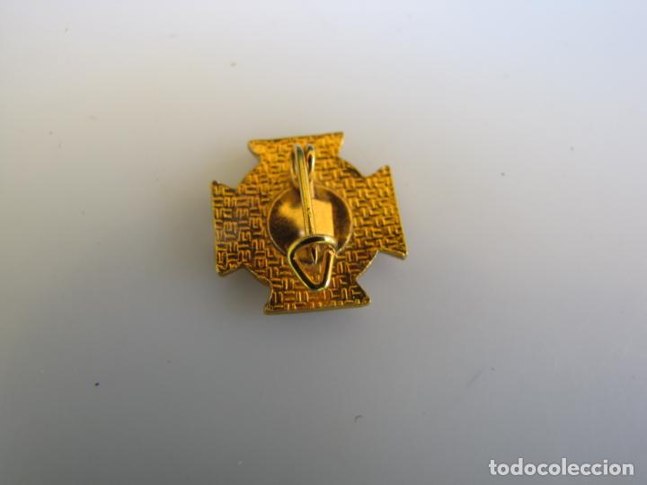 Antig&uuml;edades: 6- Medalla pin Mater Sacerdotis - Foto 3