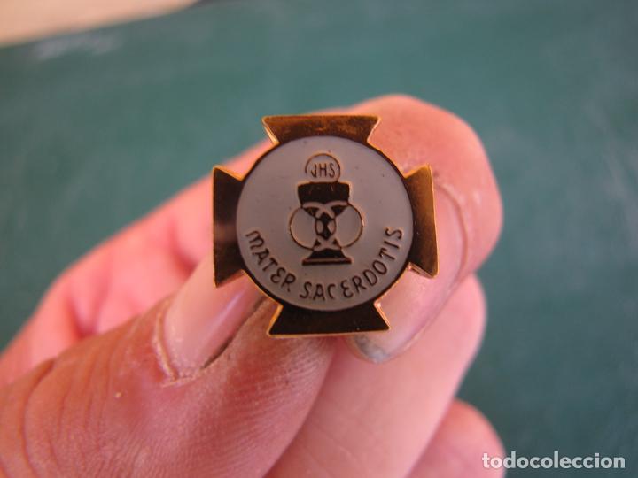 Antig&uuml;edades: 6- Medalla pin Mater Sacerdotis - Foto 1