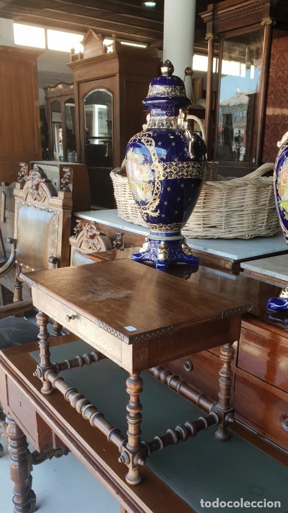 Antig&uuml;edades: Mesa auxiliar en madera de nogal - Foto 3