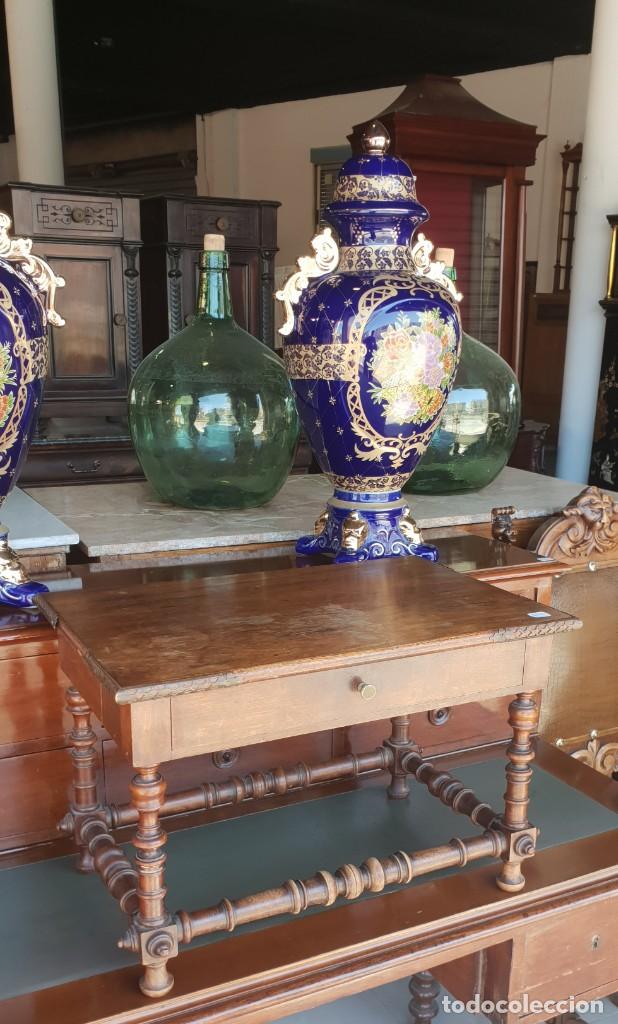 Antig&uuml;edades: Mesa auxiliar en madera de nogal - Foto 4