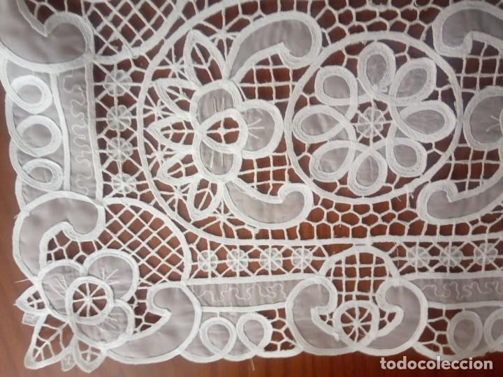 Antig&uuml;edades: TAPETE DE TUL Y BORDADO - Foto 3