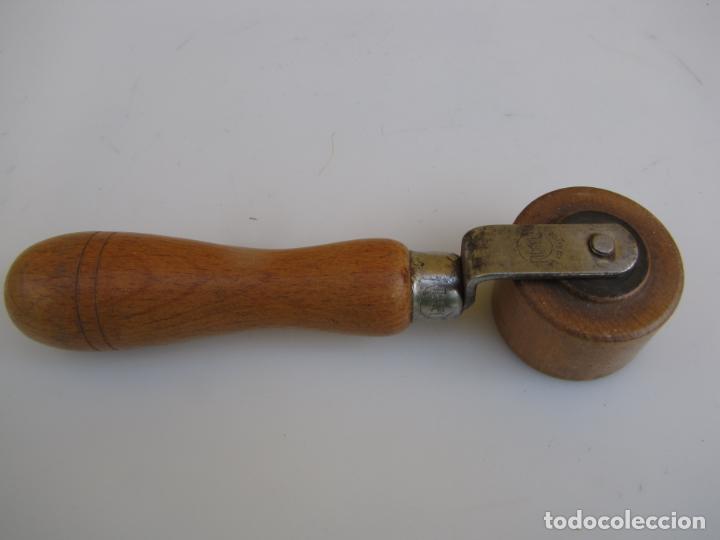 Antig&uuml;edades: 6- Rodillo . RIDGEL England - Foto 3