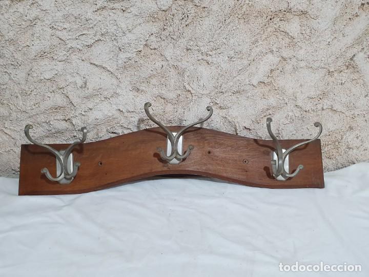 Antig&uuml;edades: ANTIGUA PERCHA DE MADERA Y METAL - Foto 1