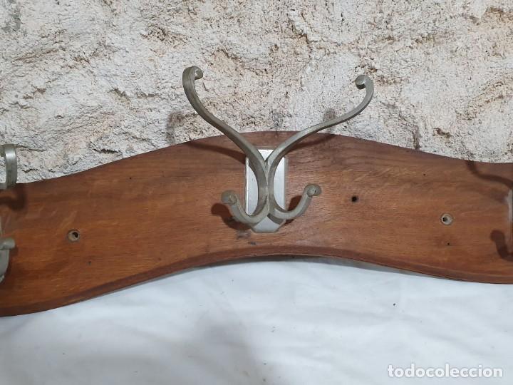 Antig&uuml;edades: ANTIGUA PERCHA DE MADERA Y METAL - Foto 2