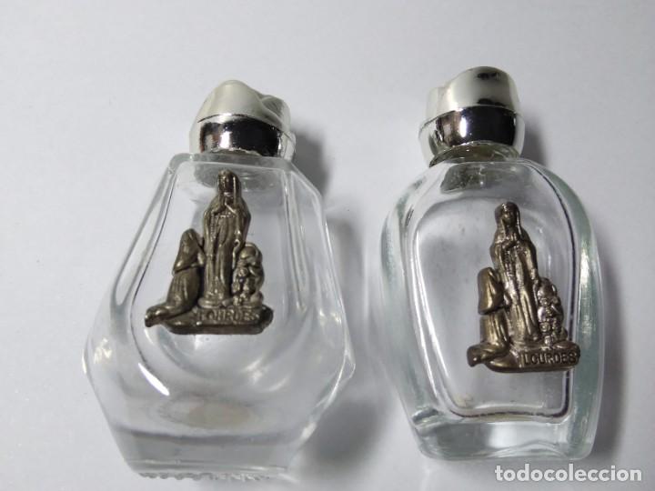 Antig&uuml;edades: 2 BOTELLITAS DE AGUA DE LOURDES. - Foto 2