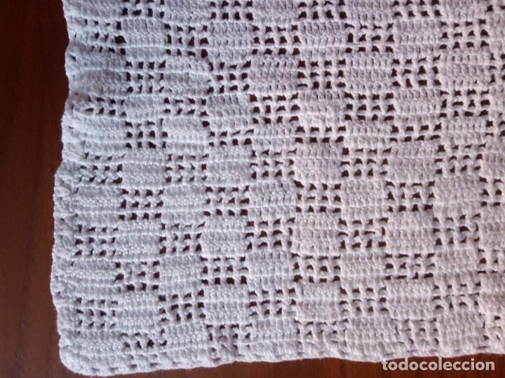 Antig&uuml;edades: MANTEL CUBRE BANDEJA A GANCHILLO BLANCO - Foto 3