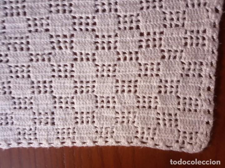 Antig&uuml;edades: CENTRO DE MESA, TAPETE A GANCHILLO BLANCO - Foto 2
