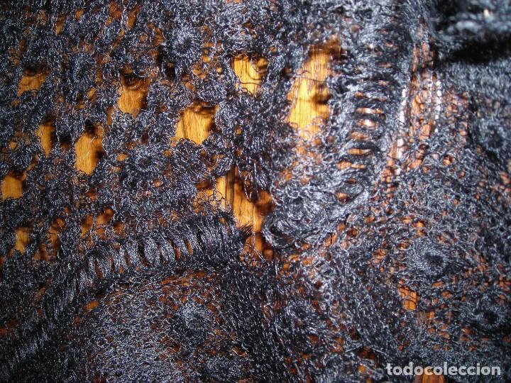 Antig&uuml;edades: mantilla 3 picos negra - Foto 2