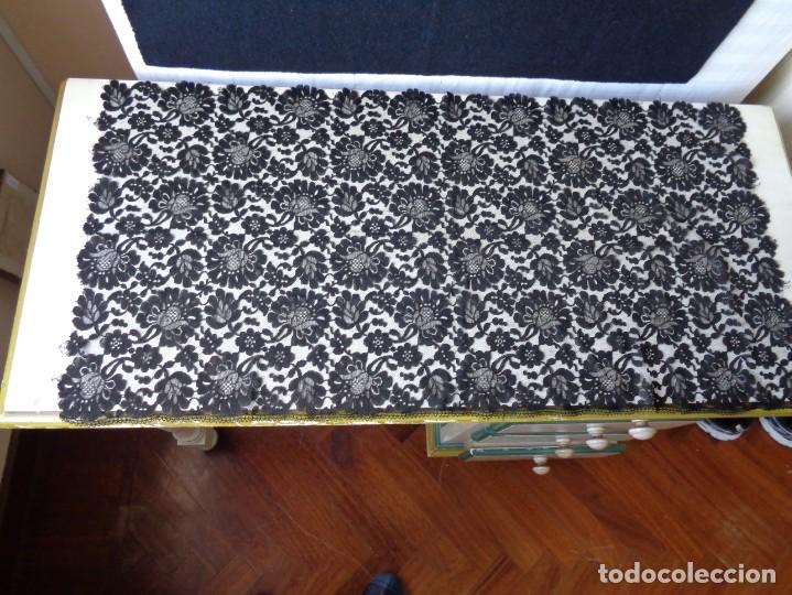 Antig&uuml;edades: TROZO DE TUL BORDADO - Foto 1