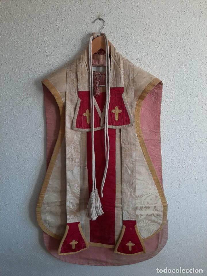 Antig&uuml;edades: CASULLA DE SEDA DAMASQUINADA - ESTOLA, MAN&Iacute;PULO Y C&Iacute;NGULO - SIGLO XIX - Foto 1
