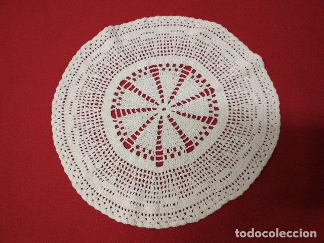 Antig&uuml;edades: ANTIGUO TAPETE DE CROCHET 26CM - Foto 1