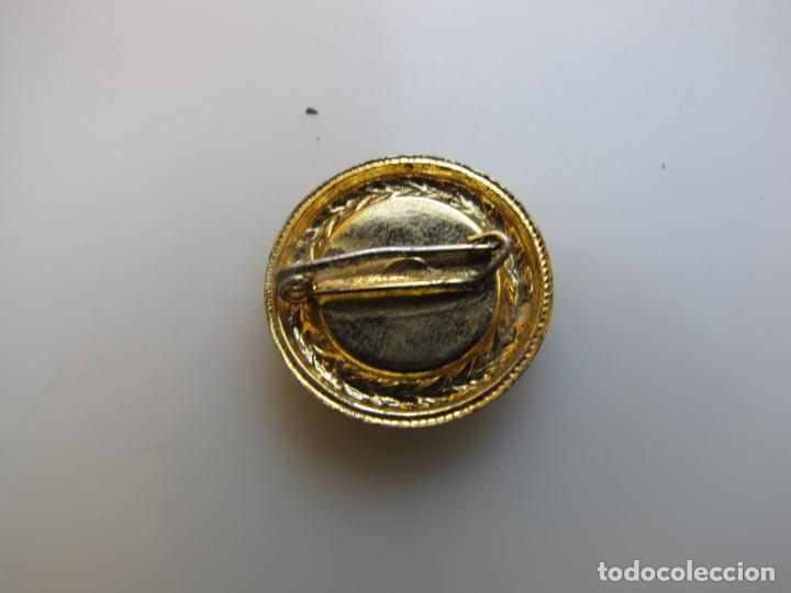 Antig&uuml;edades: 2- Broche virgen de la esperanza. Ba&ntilde;o oro - Foto 4