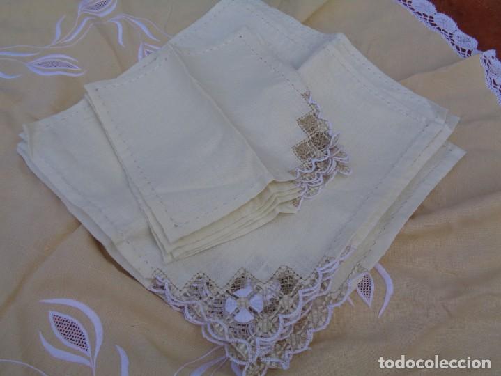 Antig&uuml;edades: LOTE DE 12 SERVILLETAS GRANDES Y 5 PEQUE&Ntilde;AS DE LINO BORDADAS AMANO COLOR CREMA Y MARRON BLANCO