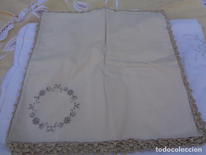 Antig&uuml;edades: LOTE DE 12 SERVILLETAS DE LINO COLOR CREMA CON BORDADO EN GRIS NUEVAS