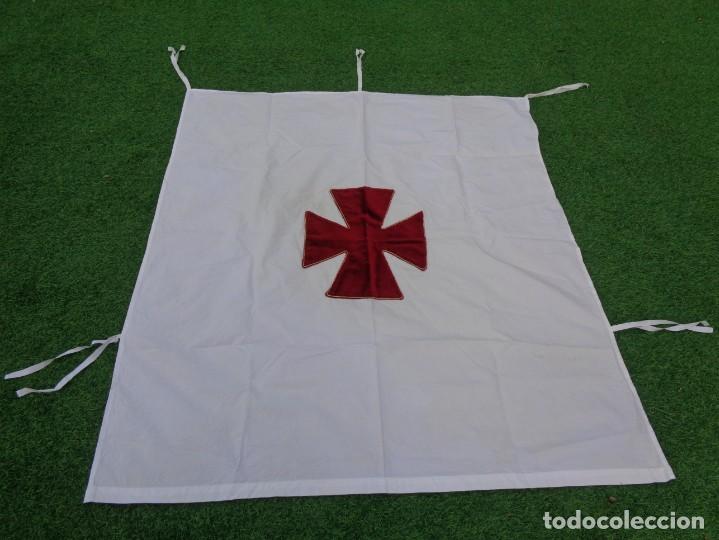 Antiquit&eacute;s: REPOSTERO O TAPIZ EN ALGODON COLOR BLANCO CON CRUZ EN EL CENTRO EN TERCIO PELO ROJO
