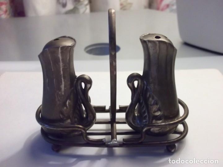 Antig&uuml;edades: ANTIGUO CONJUNTO DE SALERO - PIMENTERO DE METAL CON CESTA. FORMA DE CISNE.