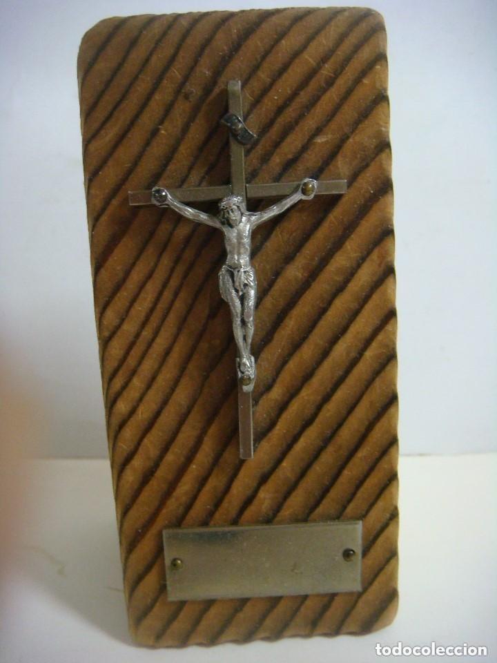 Antig&uuml;edades: PEANA DE MADERA CON UN CRUCIFIJO - Foto 1