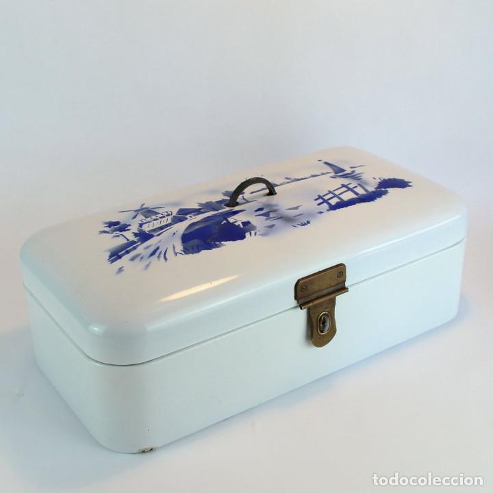Antig&uuml;edades: Caja panadera de principios del siglo XX en hierro esmaltado
