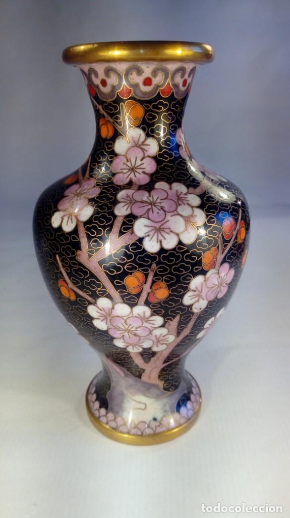 Antig&uuml;edades: JARR&Oacute;N. ESMALTE CLOISONN&Eacute;. DECORACI&Oacute;N FLORAL SOBRE BRONCE DORADO. REP&Uacute;BLICA CHINA. A&Ntilde;OS 1912 &ndash; 1949.