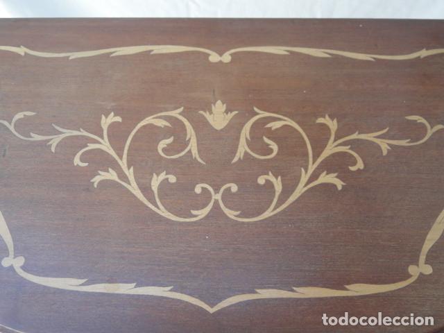 Antig&uuml;edades: SENCILLA C&Oacute;NSOLA DE MADERA CON MARQUETER&Iacute;A. - Foto 4