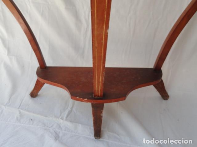 Antig&uuml;edades: SENCILLA C&Oacute;NSOLA DE MADERA CON MARQUETER&Iacute;A. - Foto 6