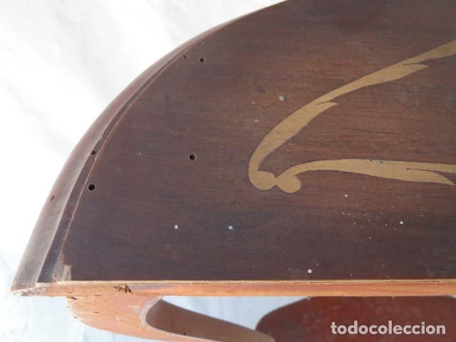 Antig&uuml;edades: SENCILLA C&Oacute;NSOLA DE MADERA CON MARQUETER&Iacute;A. - Foto 12