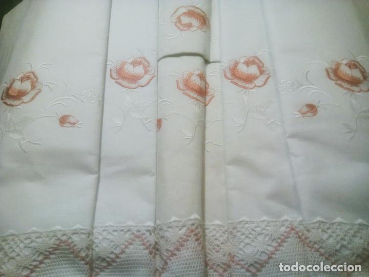 Antigüedades: Juego cama sábana y funda viuda tolrra bordado con puntilla sin estrenar. - Foto 4 - 205606225