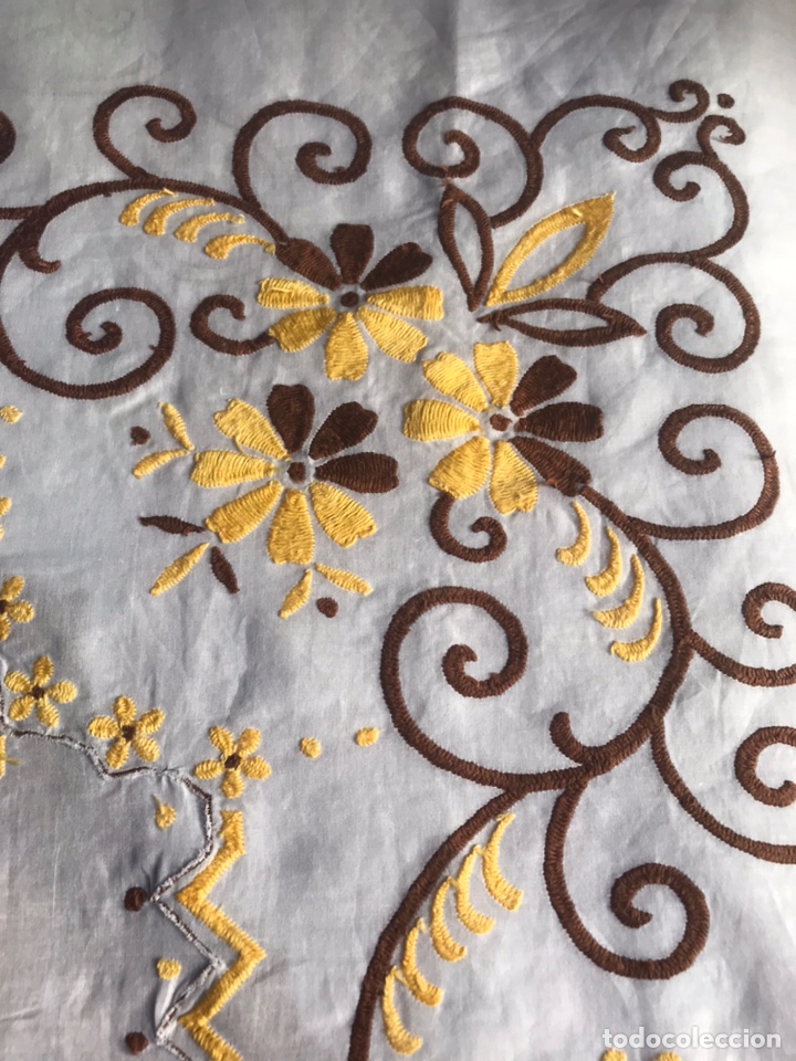 Antigüedades: Mantel años 60 lino bordado a maquina - Foto 2 - 205684618