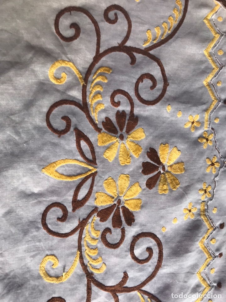 Antigüedades: Mantel años 60 lino bordado a maquina - Foto 3 - 205684618