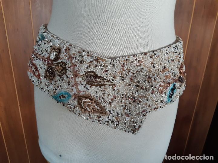 Antig&uuml;edades: BONITO CINTURON CON BORDADOS Y AVALORIOS. - Foto 1