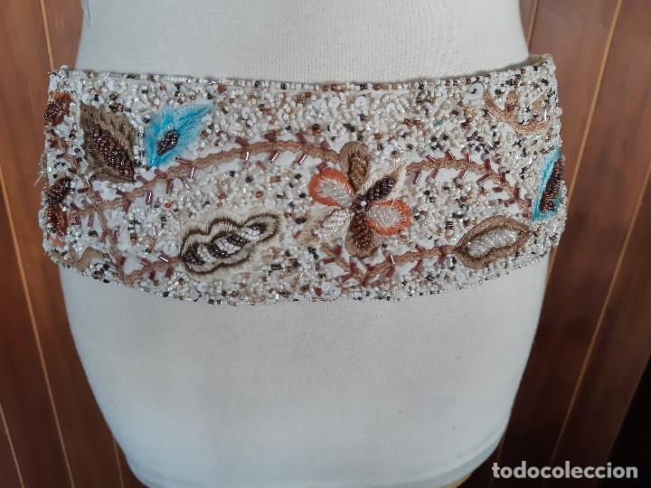 Antig&uuml;edades: BONITO CINTURON CON BORDADOS Y AVALORIOS. - Foto 2