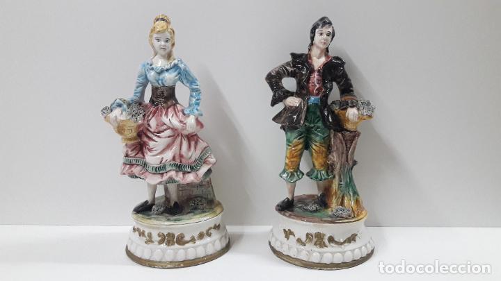 Antiques: ANTIGUA PAREJA DE FIGURAS REALIZADA EN PORCELANA . ALTURA 40 CM