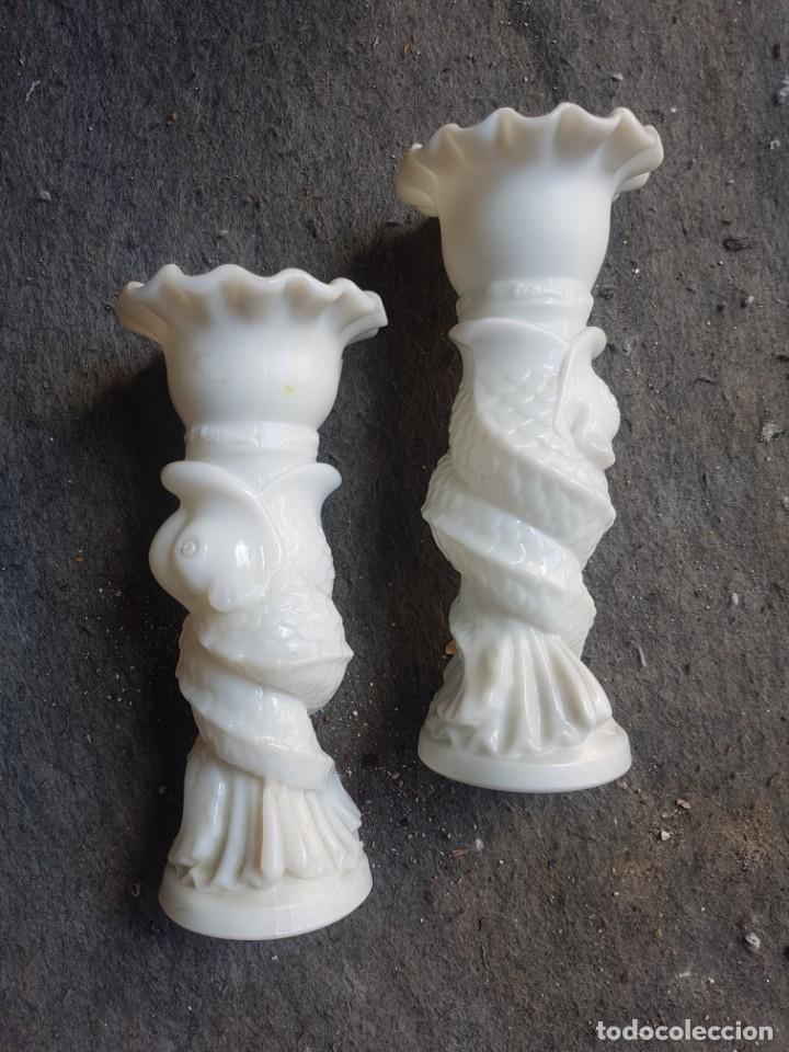 Antiques: Pareja de floreros opalina