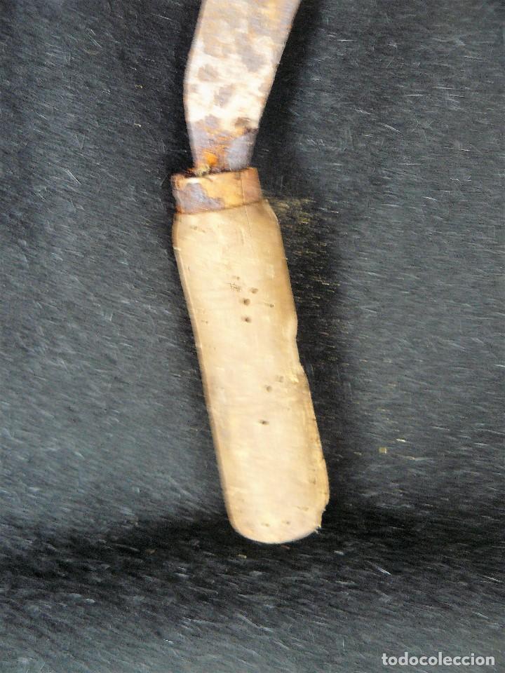 Antig&uuml;edades: ANTIGUA HOZ CON MANGO DE MADERA. - Foto 3