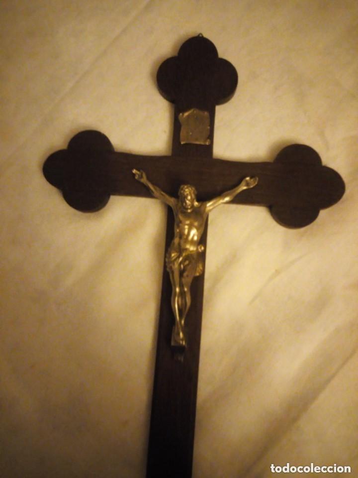 PRECIOSA CRUZ DE MADERA CON JESUCRISTO DE METAL. (Antigüedades - Religiosas - Cruces Antiguas)