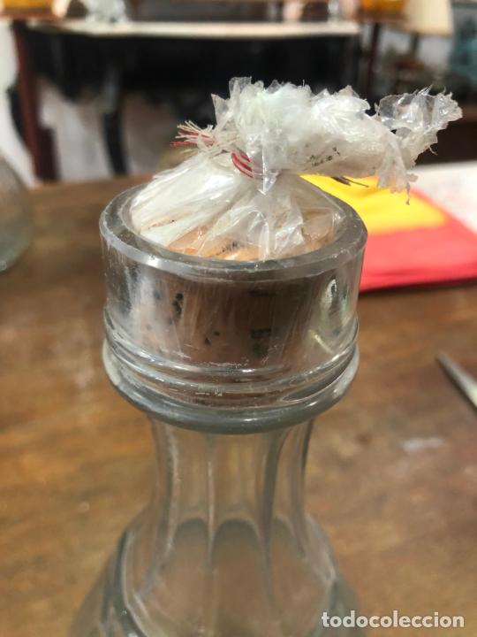 Antig&uuml;edades: ANTIGUA BOTELLA DE CRISTAL - MEDIDA 22 CM - Foto 2