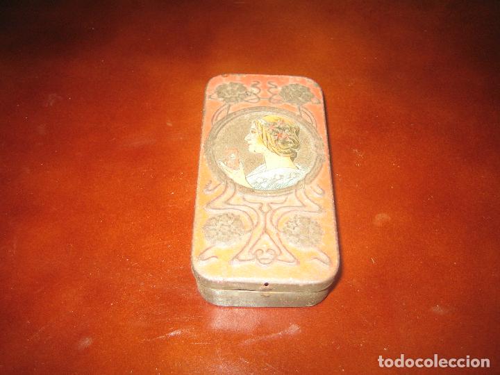 Antiguidades: ANTIGUA CAJITA MODERNISTA GRABADA EN RELIEVE EN METAL