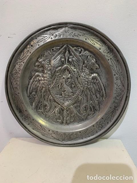 Antig&uuml;edades: PLATO DE ESTA&Ntilde;O CON BAJORRELIEVE DE ESCUDO. - Foto 1