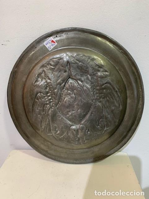 Antig&uuml;edades: PLATO DE ESTA&Ntilde;O CON BAJORRELIEVE DE ESCUDO. - Foto 2