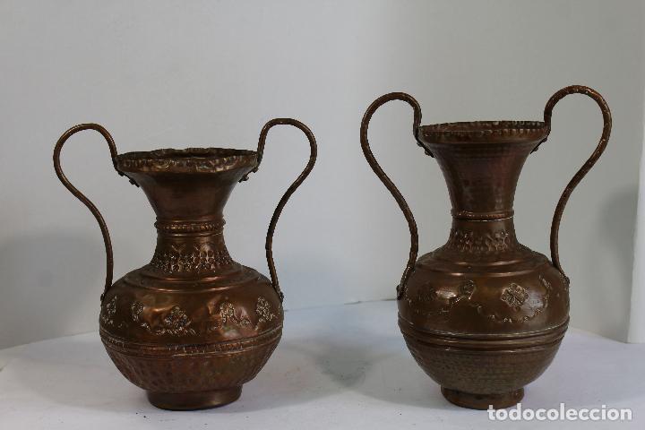 Antig&uuml;edades: pareja de jarrones de cobre - Foto 1